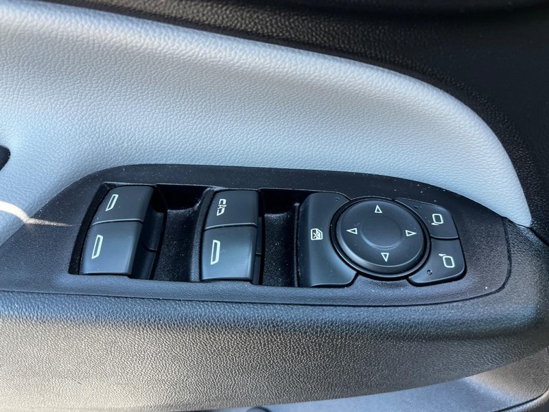 Chevrolet Equinox Vehicle Image 15