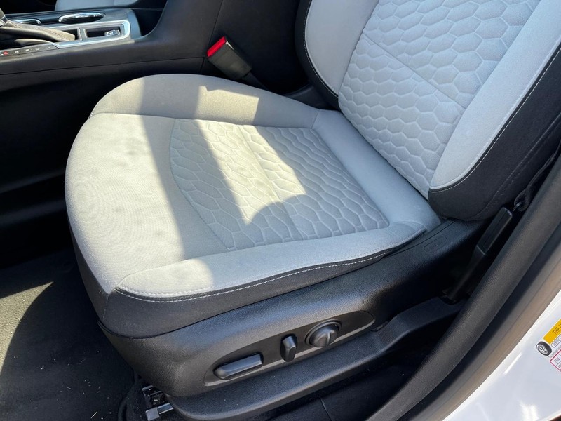Chevrolet Equinox Vehicle Image 16