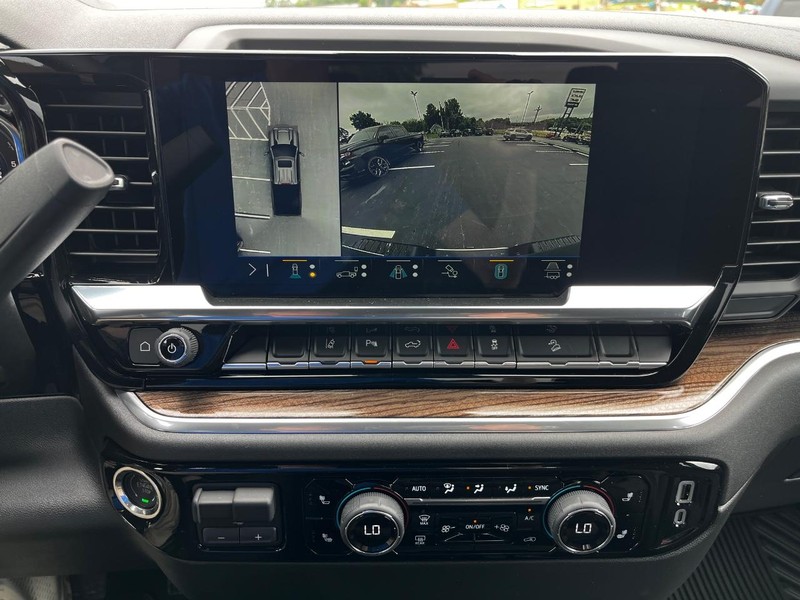 Chevrolet Silverado 2500HD Vehicle Image 16