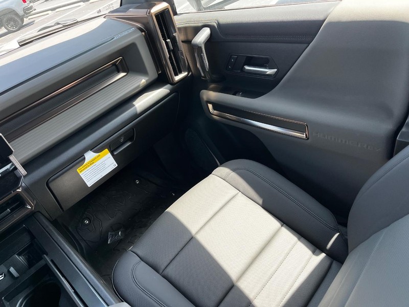 GMC HUMMER EV Pickup Vehicle Image 10