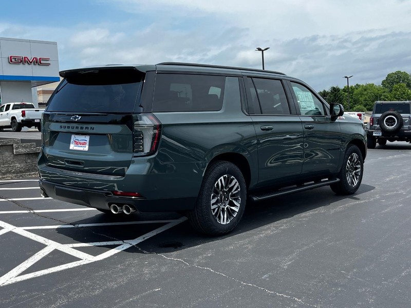 Chevrolet Suburban Vehicle Image 04