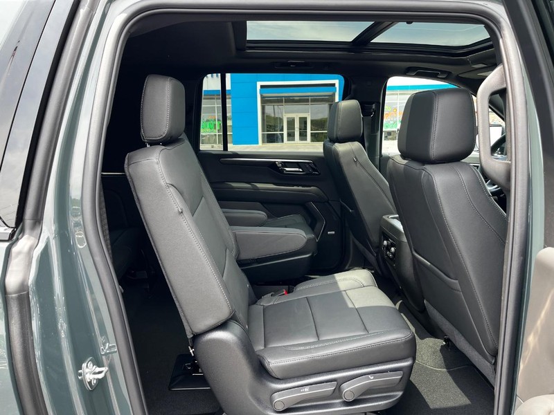 Chevrolet Suburban Vehicle Image 05