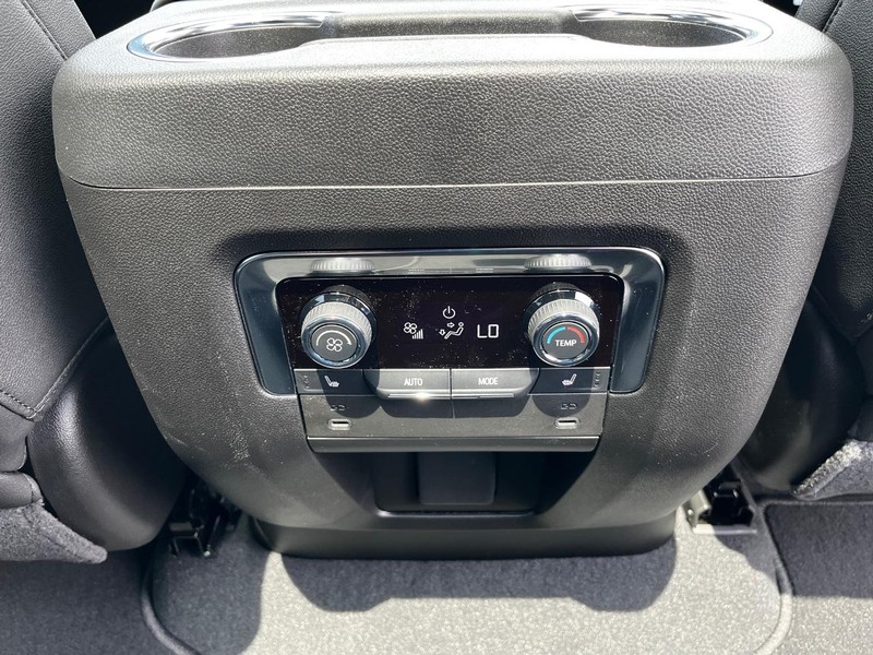 Chevrolet Suburban Vehicle Image 07