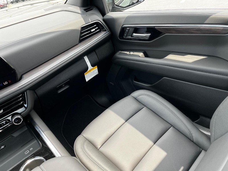 Chevrolet Suburban Vehicle Image 11