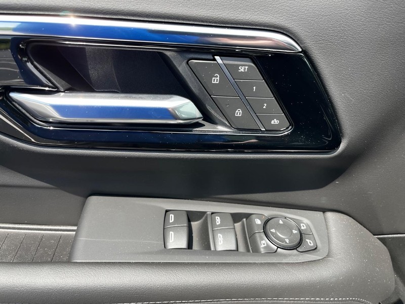 Chevrolet Suburban Vehicle Image 12