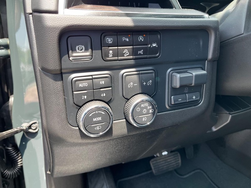 Chevrolet Suburban Vehicle Image 14