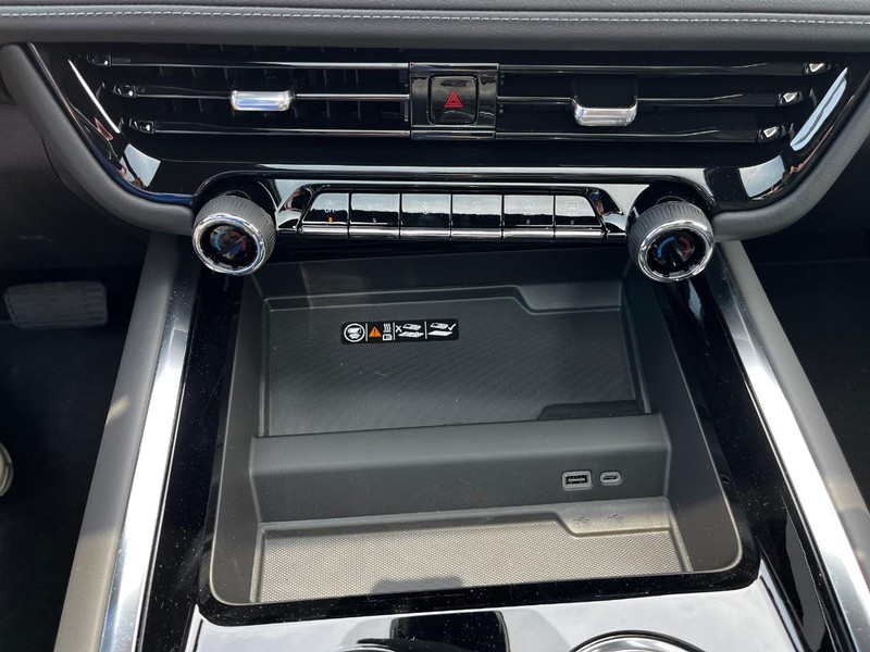 Chevrolet Suburban Vehicle Image 18