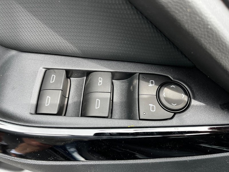Chevrolet Equinox Vehicle Image 09