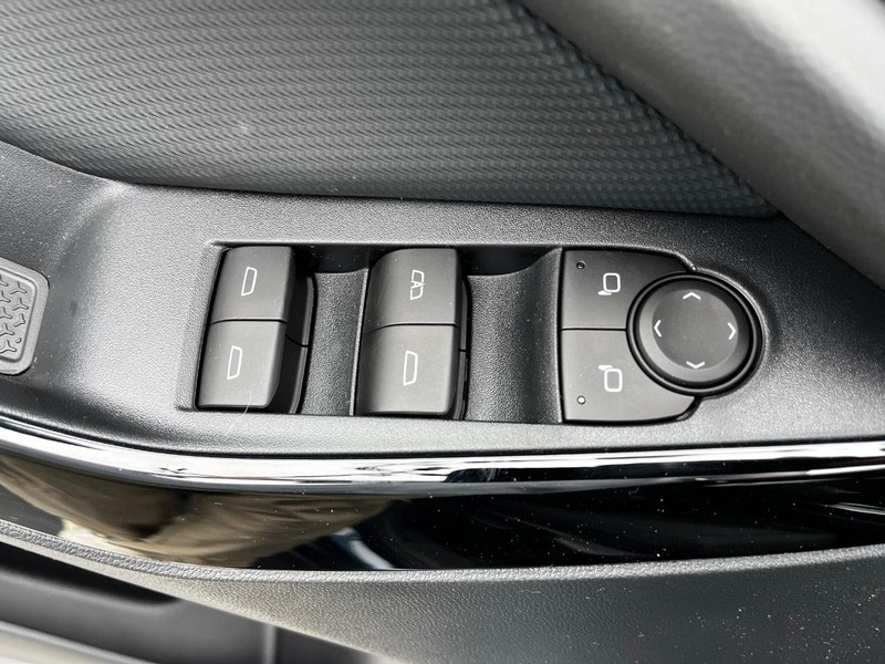 Chevrolet Equinox Vehicle Image 09