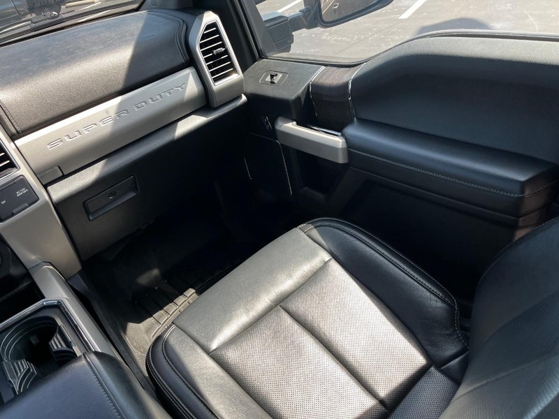 Ford Super Duty F-450 DRW Vehicle Image 13