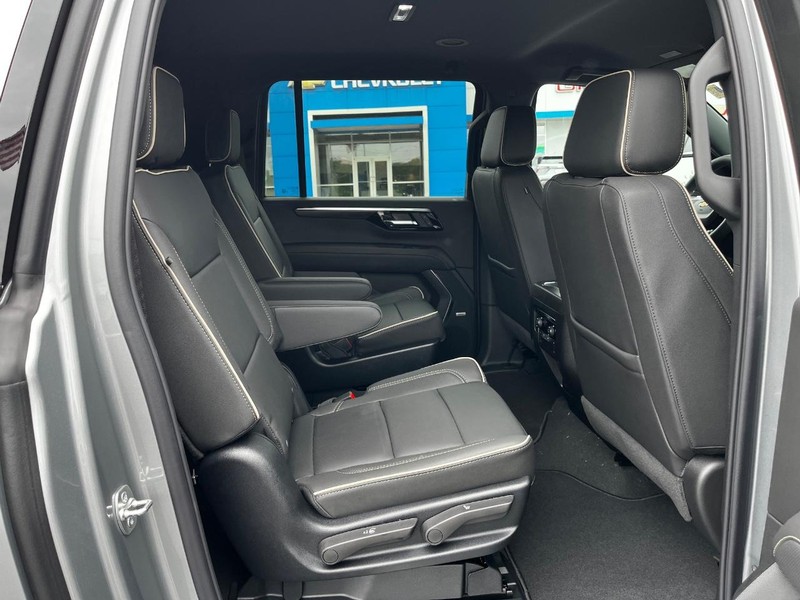 Chevrolet Suburban Vehicle Image 05