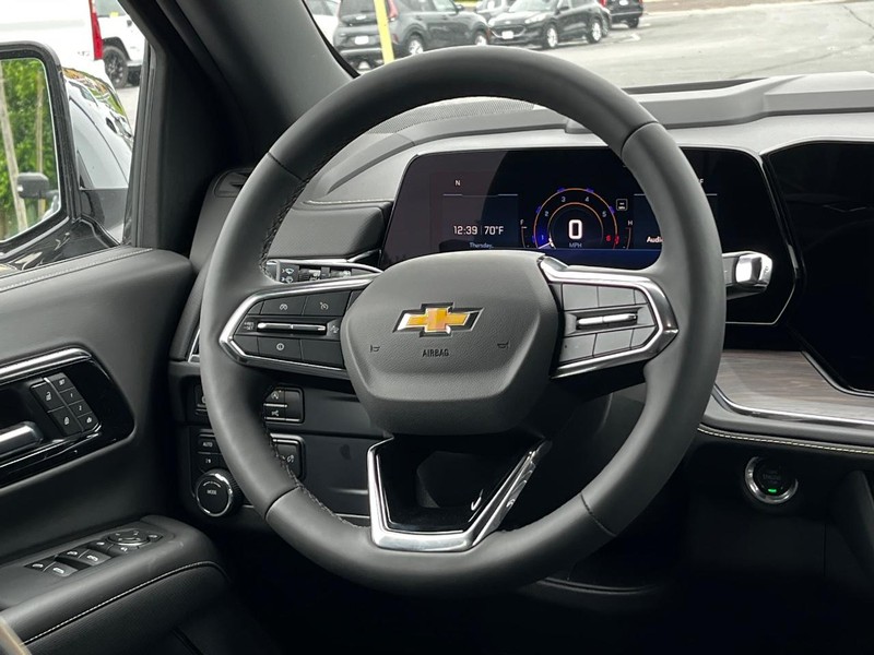 Chevrolet Suburban Vehicle Image 09