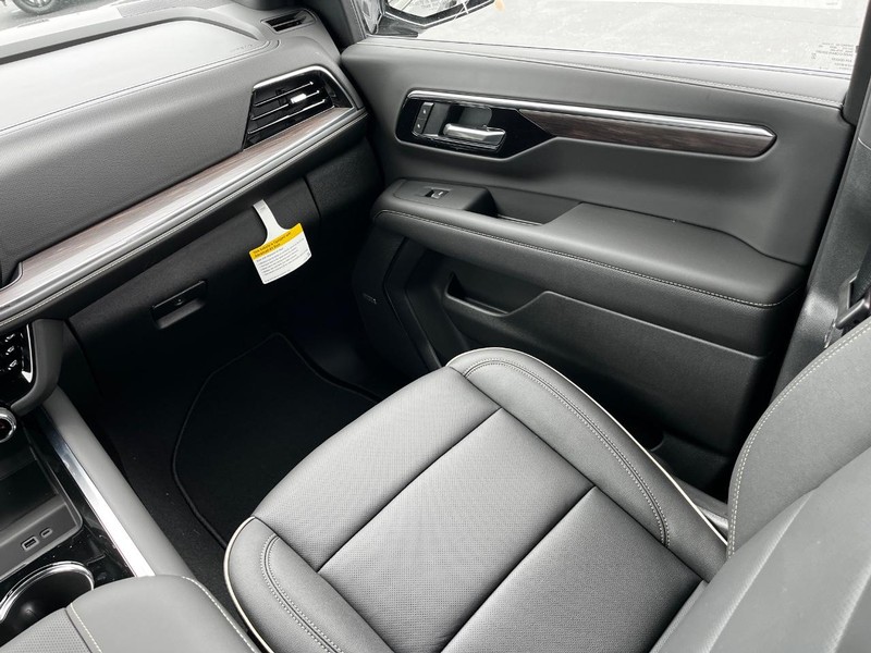 Chevrolet Suburban Vehicle Image 10