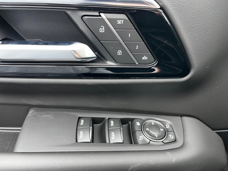 Chevrolet Suburban Vehicle Image 11