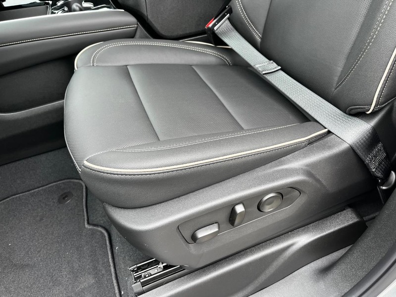 Chevrolet Suburban Vehicle Image 12
