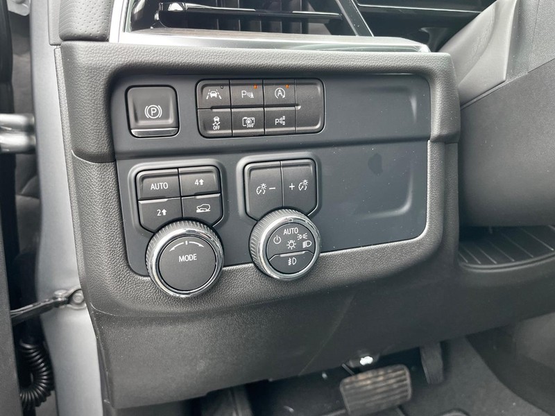 Chevrolet Suburban Vehicle Image 13