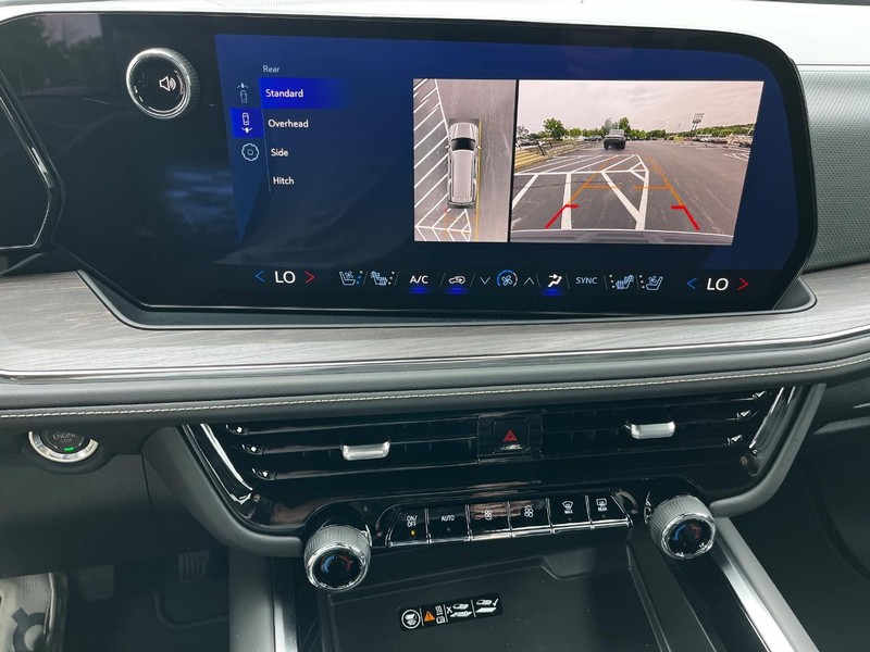 Chevrolet Suburban Vehicle Image 18