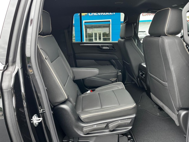 Chevrolet Suburban Vehicle Image 05