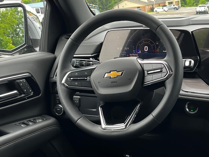 Chevrolet Suburban Vehicle Image 09