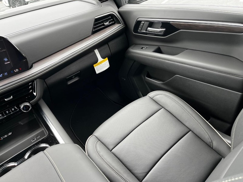 Chevrolet Suburban Vehicle Image 10