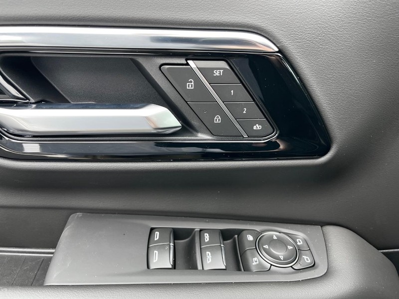 Chevrolet Suburban Vehicle Image 11