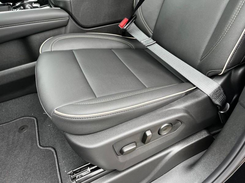 Chevrolet Suburban Vehicle Image 12