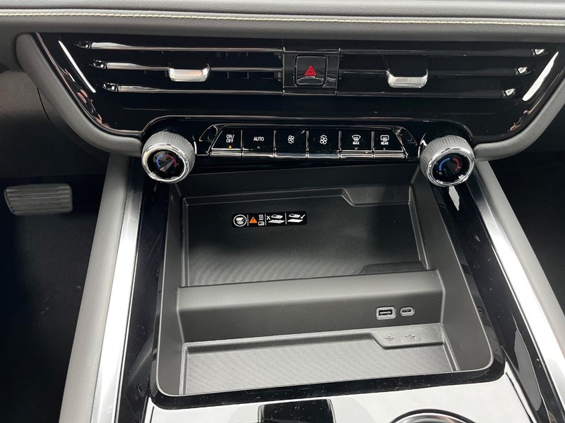 Chevrolet Suburban Vehicle Image 18