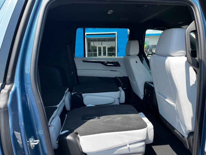 Chevrolet Suburban Vehicle Image 05