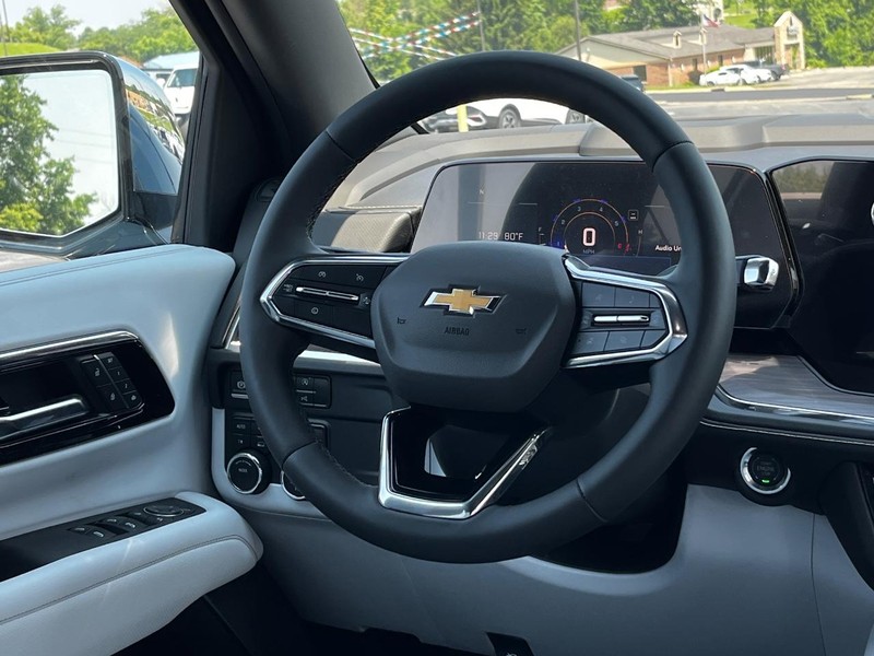 Chevrolet Suburban Vehicle Image 09