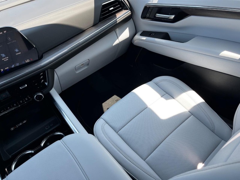 Chevrolet Suburban Vehicle Image 10