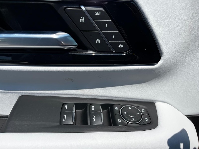 Chevrolet Suburban Vehicle Image 11