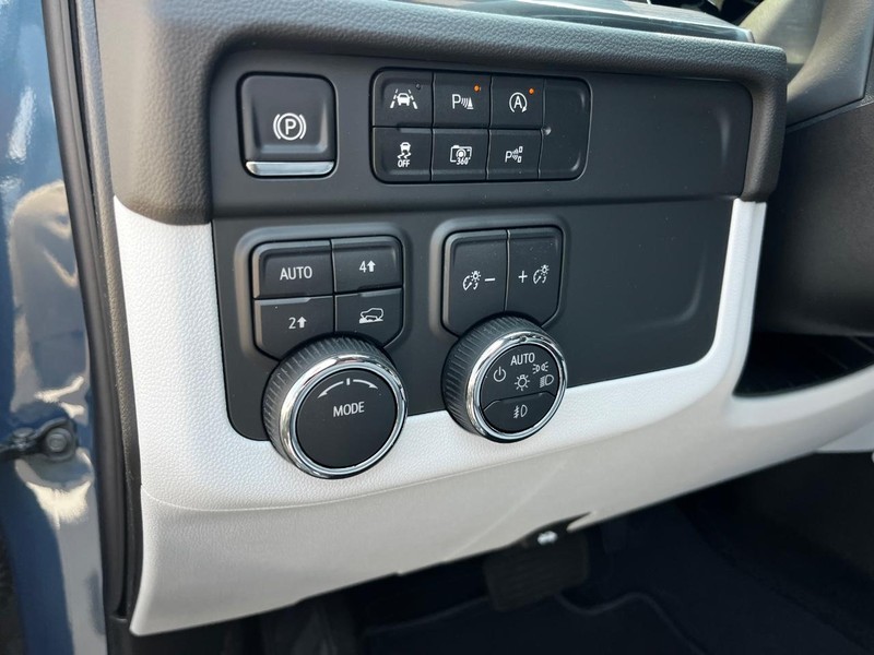 Chevrolet Suburban Vehicle Image 13