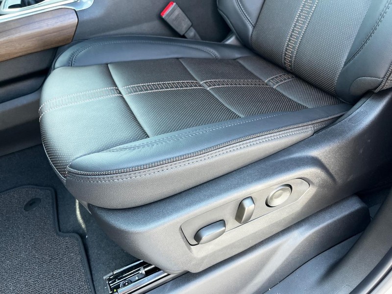 Chevrolet Silverado 2500HD Vehicle Image 11