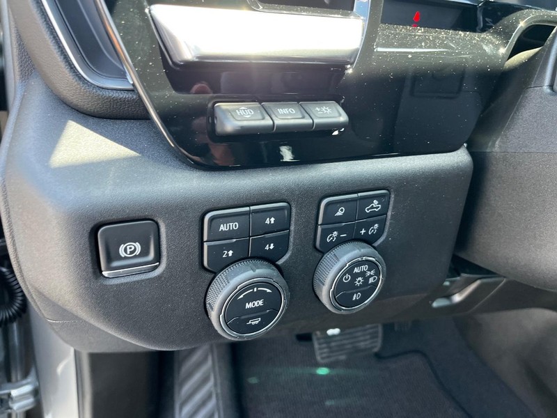 Chevrolet Silverado 2500HD Vehicle Image 12