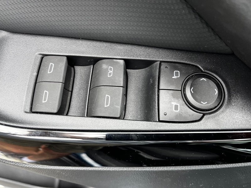 Chevrolet Equinox Vehicle Image 15