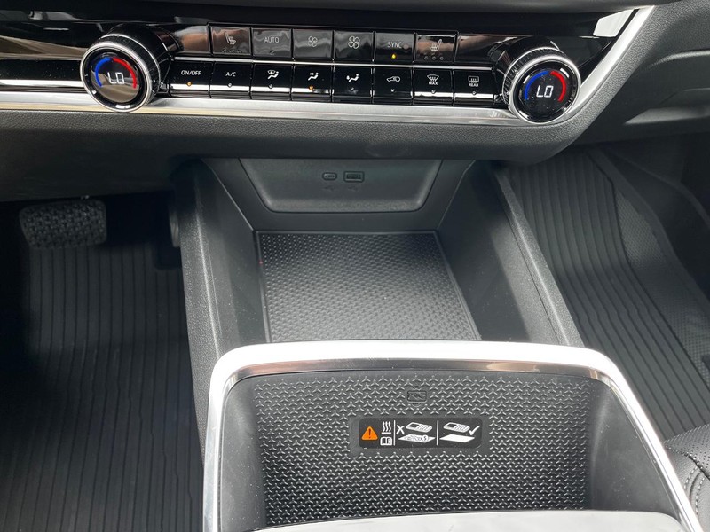 Chevrolet Equinox Vehicle Image 15