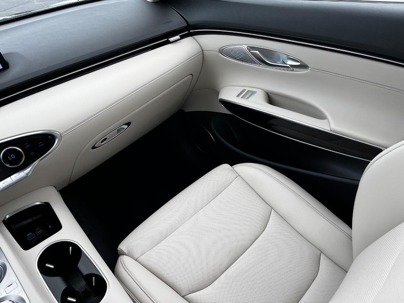 Genesis GV70 Vehicle Image 13