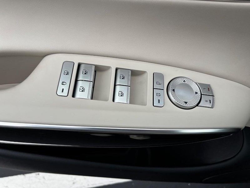Genesis GV70 Vehicle Image 14