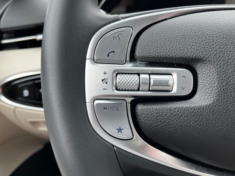 Genesis GV70 Vehicle Image 16