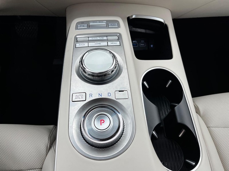 Genesis GV70 Vehicle Image 19