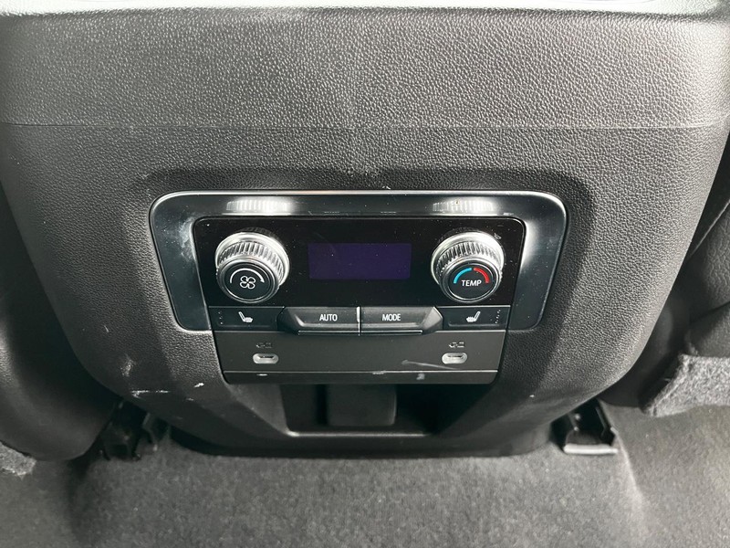 GMC Yukon Vehicle Image 12