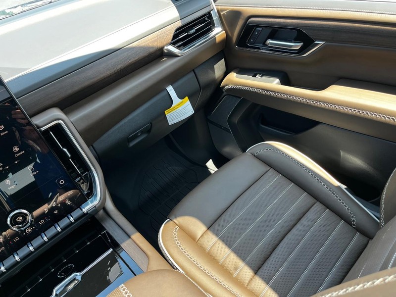 GMC Yukon Vehicle Image 12