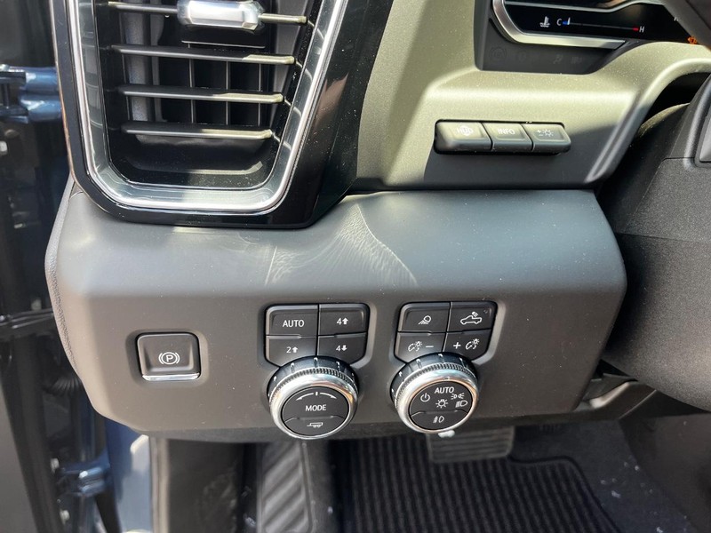 GMC Sierra 2500HD Vehicle Image 13