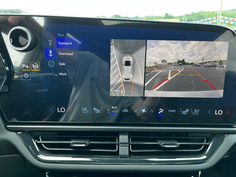 Chevrolet Equinox EV Vehicle Image 18