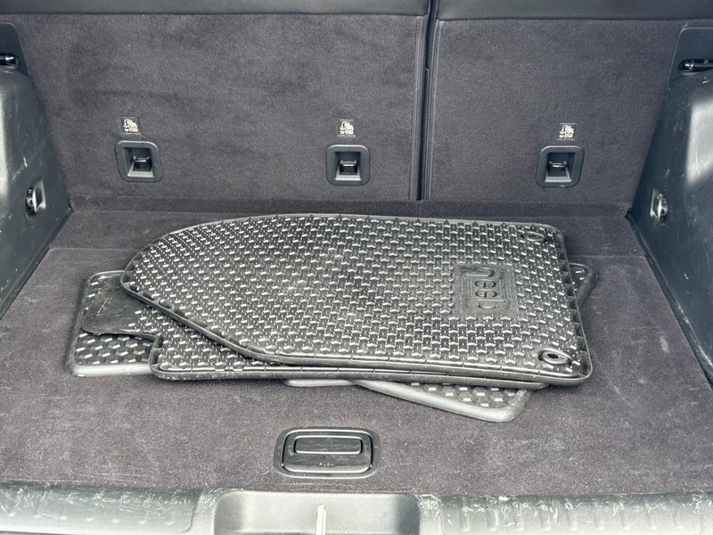 Jeep Cherokee Vehicle Image 04