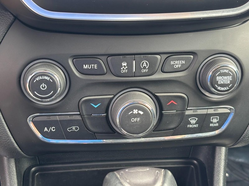 Jeep Cherokee Vehicle Image 22