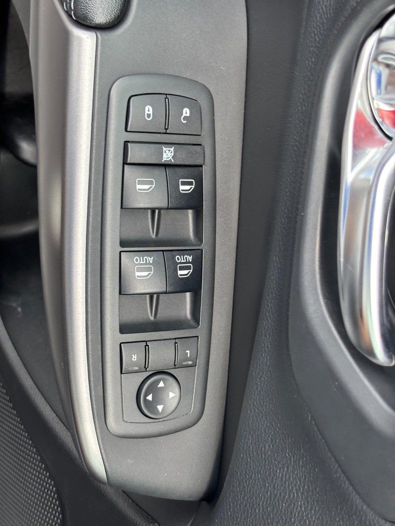 Jeep Cherokee Vehicle Image 23