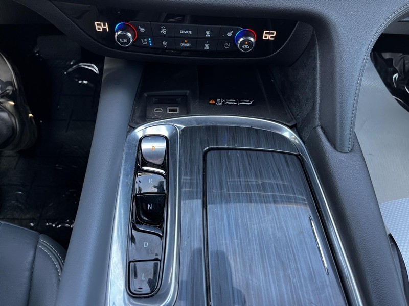 Buick Enclave Vehicle Image 23