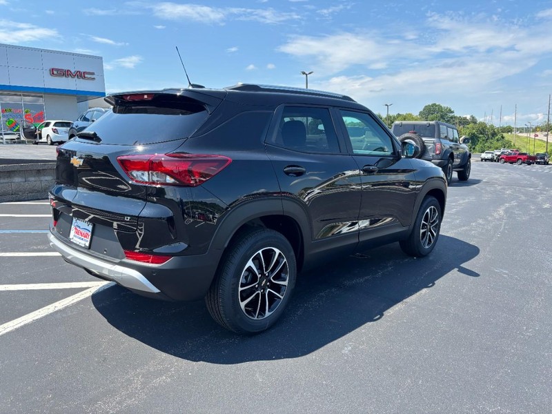 Chevrolet TrailBlazer Vehicle Image 04
