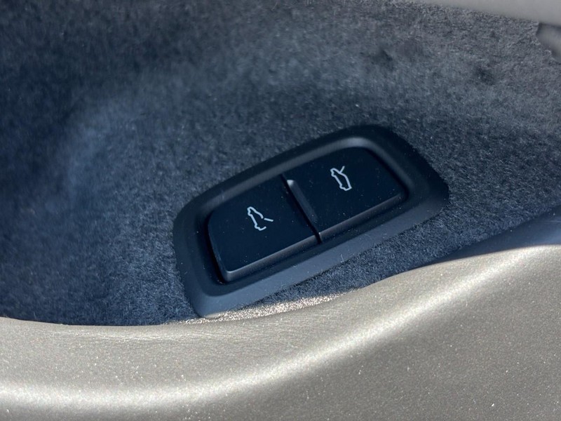Chevrolet Corvette Vehicle Image 21